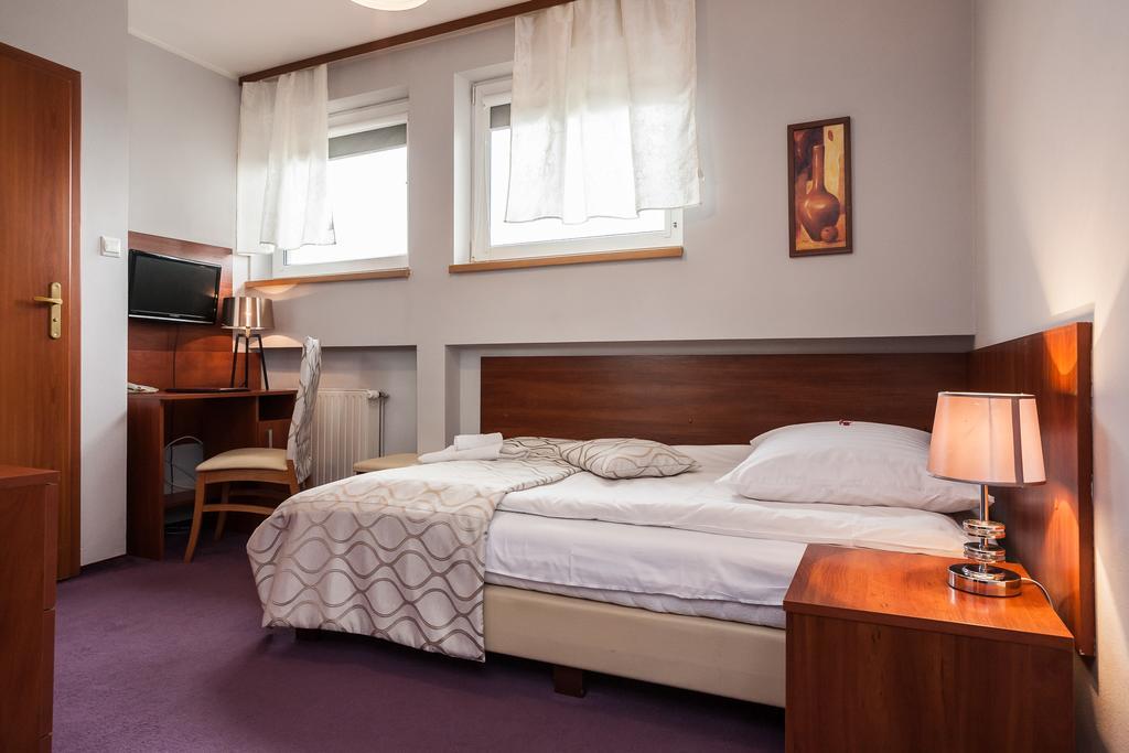 Hotel Barka Кальвария-Зебжидовская Экстерьер фото