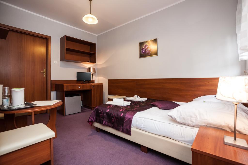 Hotel Barka Кальвария-Зебжидовская Экстерьер фото