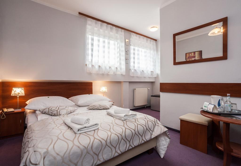 Hotel Barka Кальвария-Зебжидовская Экстерьер фото