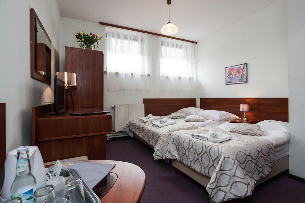 Hotel Barka Кальвария-Зебжидовская Экстерьер фото